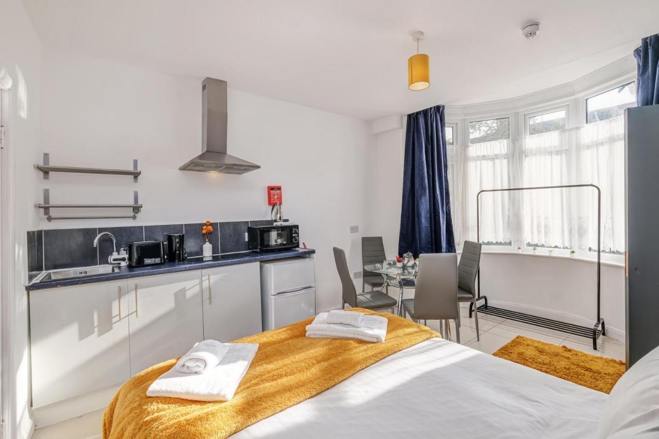 Fernbank Rooms Sudbury Hill, Harrow, Self-Contained Studios With En-Suite Harrow on the Hill Bagian luar foto