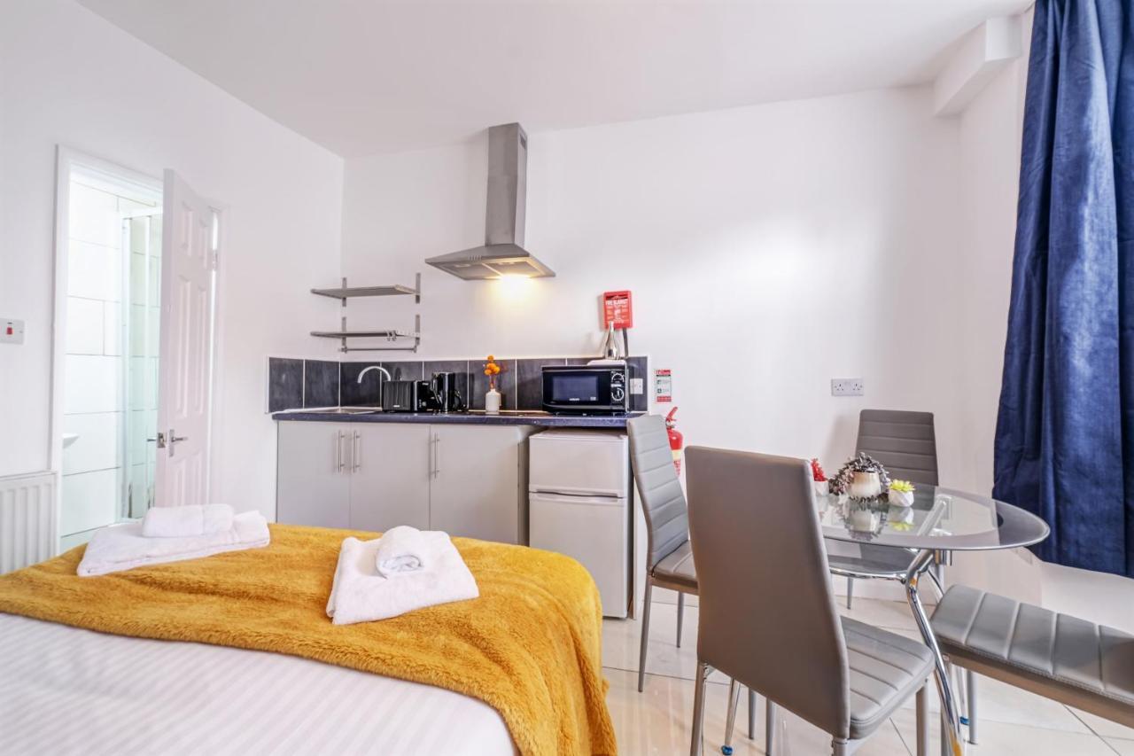 Fernbank Rooms Sudbury Hill, Harrow, Self-Contained Studios With En-Suite Harrow on the Hill Bagian luar foto