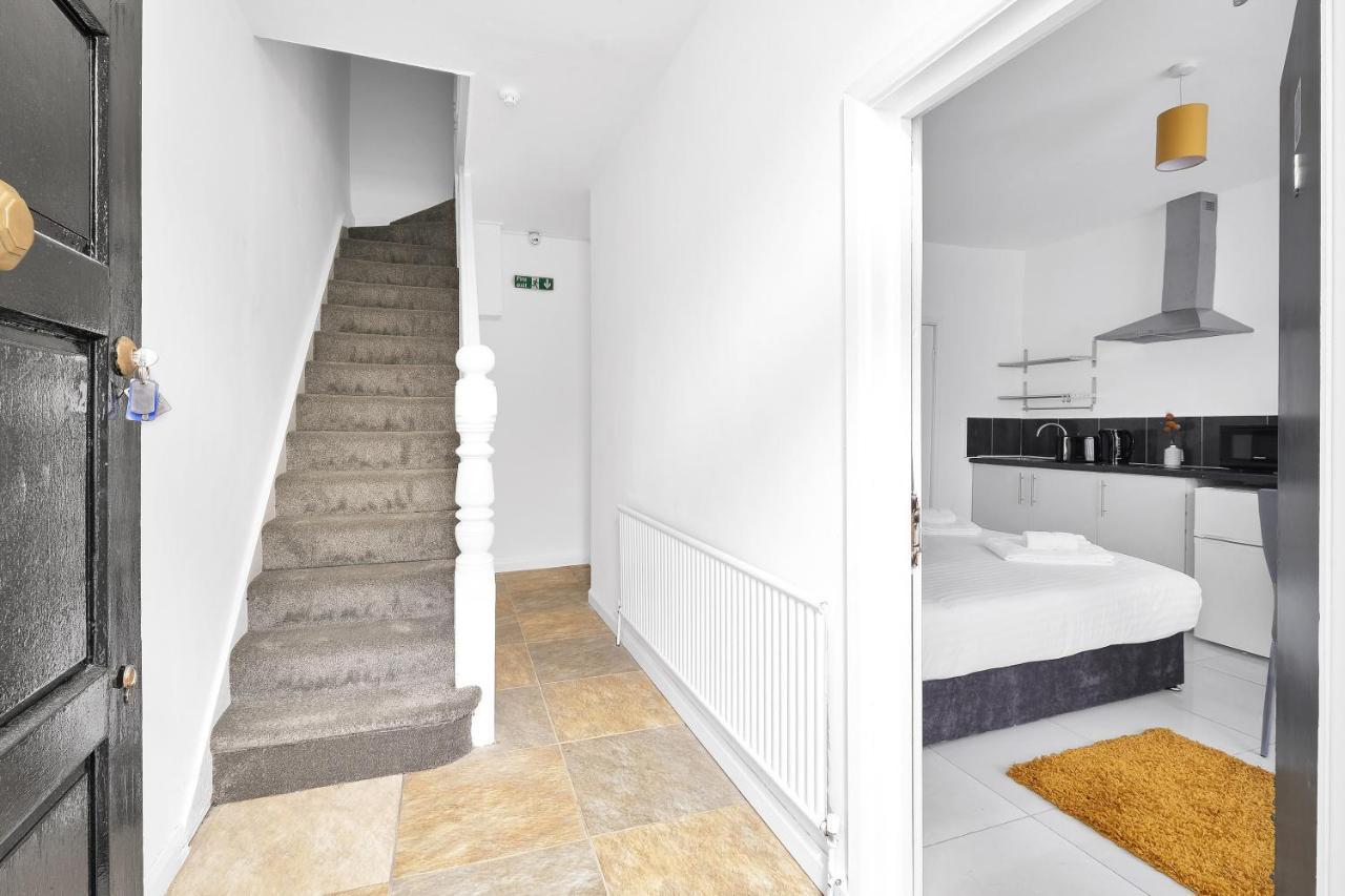 Fernbank Rooms Sudbury Hill, Harrow, Self-Contained Studios With En-Suite Harrow on the Hill Bagian luar foto