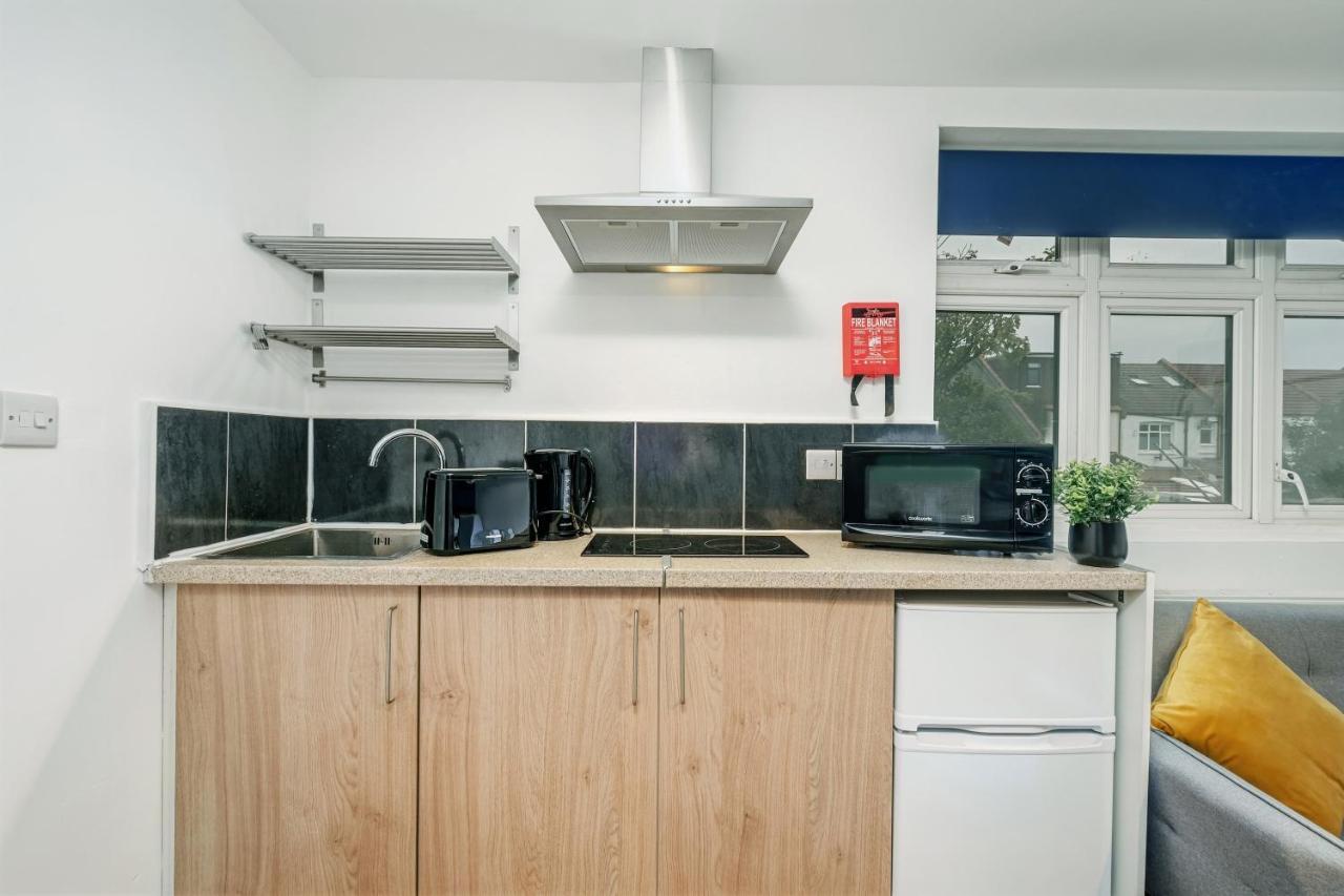 Fernbank Rooms Sudbury Hill, Harrow, Self-Contained Studios With En-Suite Harrow on the Hill Bagian luar foto