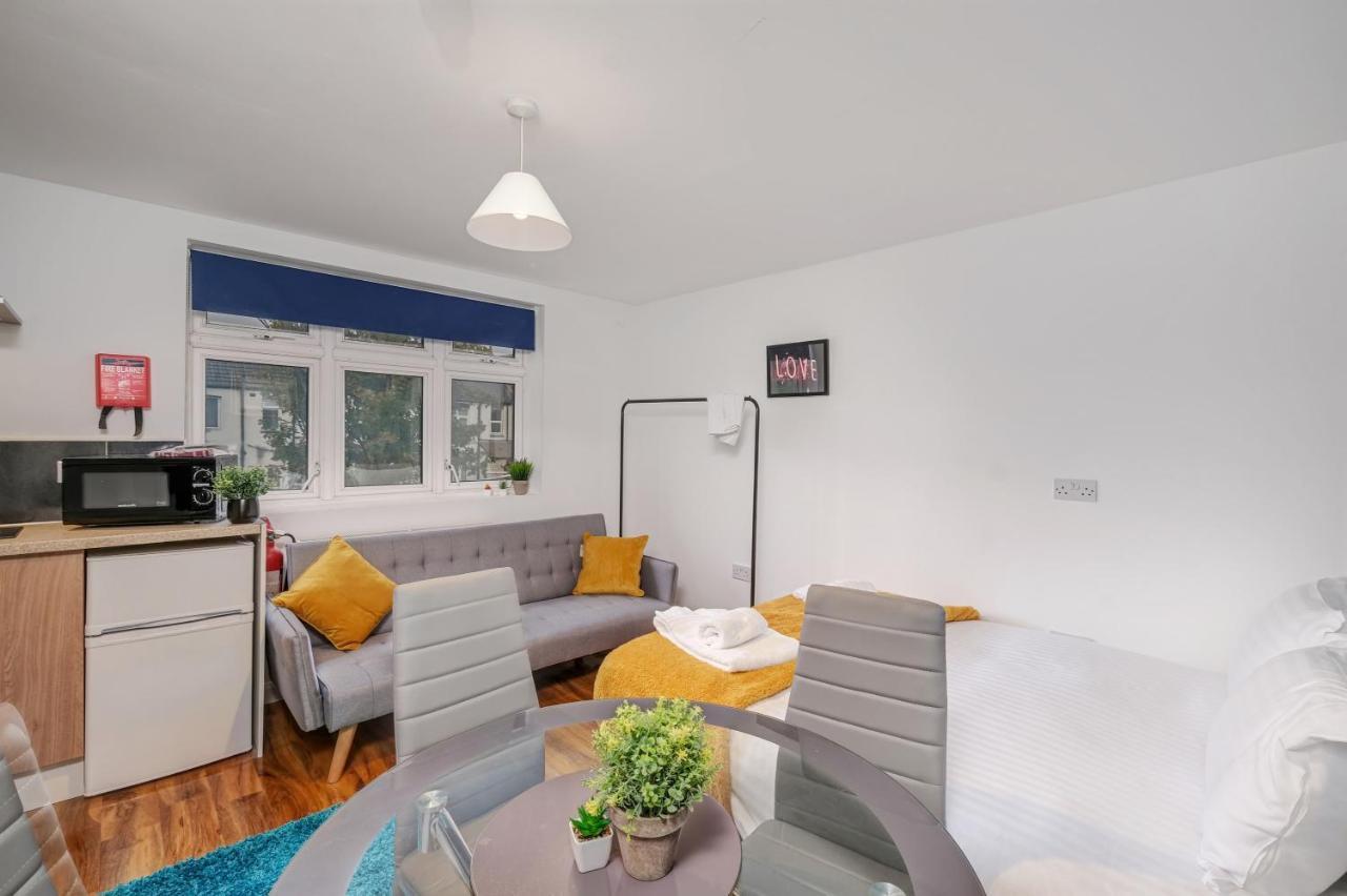 Fernbank Rooms Sudbury Hill, Harrow, Self-Contained Studios With En-Suite Harrow on the Hill Bagian luar foto